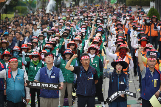 끝내 총파업 가나  15일 오후 서울 국회 앞에서 열린 '노동개악저지! 노동기본권쟁취! 비정규직철폐! 재벌개혁! 노동탄압분쇄! 최저임금 1만 원 폐기규탄 민주노총 결의대회'에서 참가자들이 요구가 담긴 손팻말을 들고 구호를 외치고 있다.    연합뉴스